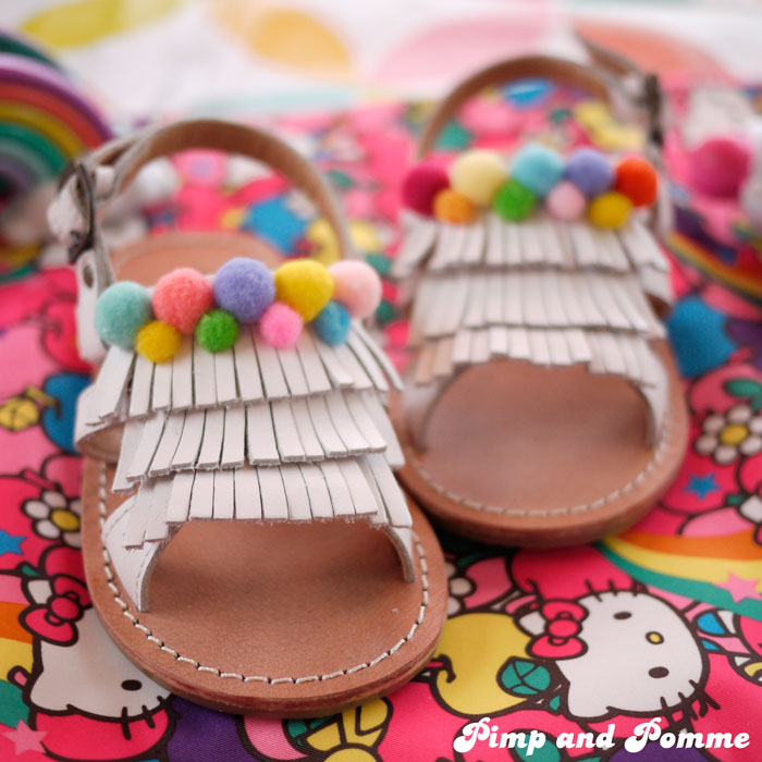 DIY-Pom-Pom-Shoes-TAO-Sandales-customisation-sandales-rainbow